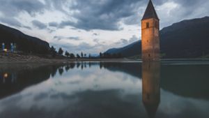 Südtirol-Touristen kennen den Reschensee mit seinem markanten, versunkenen Kirchturm. Foto: imago images/UIG