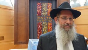 Der Ulmer Rabbiner in seiner Synagoge. Hinter dem Vorhang befindet sich eine handgeschriebene Torarolle. Foto: /Paul Vögler