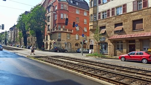 Der verbotene U-Turn übers Gleis auf Höhe Claudiusstraße ist riskant. Foto: Kathrin Wesely