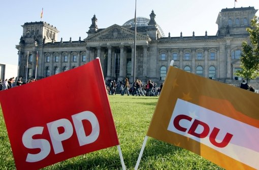 Bei Union und SPD wächst nach dreiwöchigen Koalitionsverhandlungen die Nervosität: Während die CSU mit einem Vorstoß für bundesweite Volksentscheide die Schwesterpartei CDU provozierte, ging die SPD vor ihrem Parteitag auf Konfliktkurs zur Union. Foto: dpa