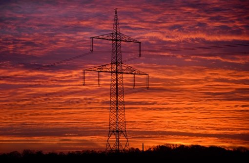 Strommast im Abendhimmel. Durch die Energiewende sind neue Leitungen nötig. Foto: dpa