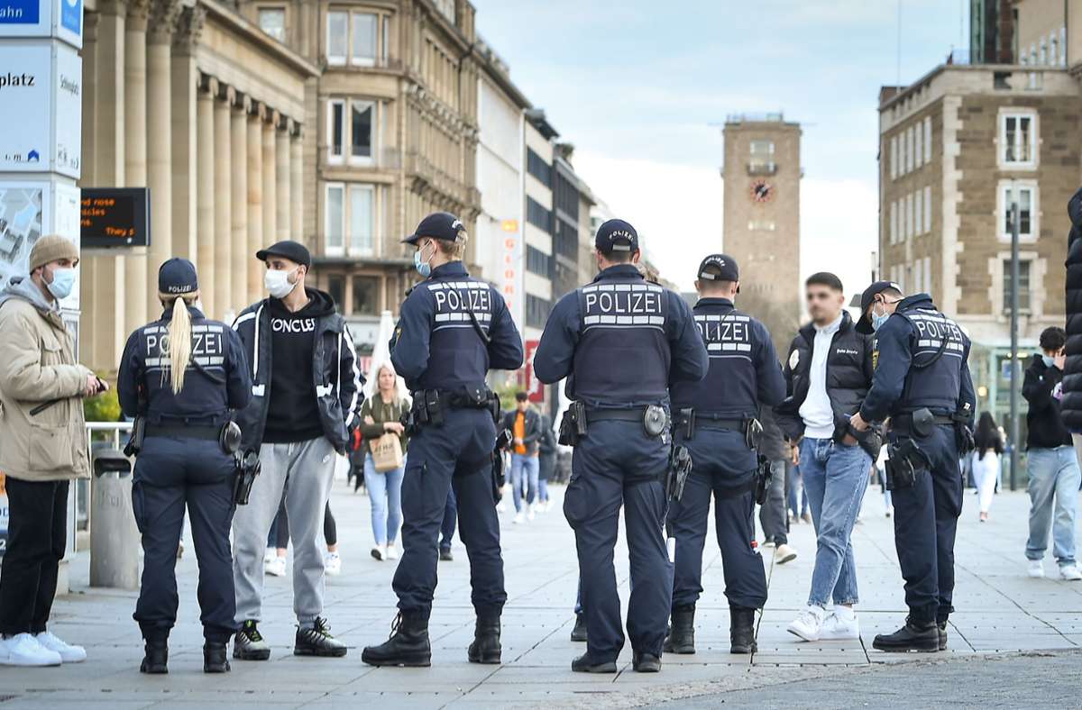 Am Samstagabend ist viel los in der Stuttgarter Innenstadt. Die Polizei kontrolliert, ob die Corona-Regeln eingehalten werden.