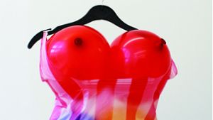 Die kanadische Künstlerin Sin Wai Kin verweist mit „Fun Bag“ von 2015  auf den Warencharakter, der dem Körper der Frau zugeschrieben wird. Die Luftballons in der Plastiktüte am Kleiderbügel wirken wie Brüste an einem weiblichen Torso. Foto: Distanz Verlag