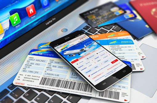 Immer mehr Menschen buchen beispielsweise Flugtickets oder Fahrkarten im Internet  – und haben sie elektronisch auf dem Handy gespeichert. Foto: Scanrail - Fotolia