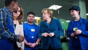 Bundeskanzlerin Angela Merkel (2. von rechts, CDU) spricht im Ausbildungszentrum der Berliner Verkehrsbetriebe (BVG) in Berlin mit jungen Auszubildendeng Foto: dpa