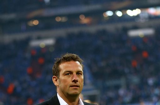 Der Schalker Trainer Markus Weinzierl ist nach dem Ausscheiden frustriert. Foto: Bongarts