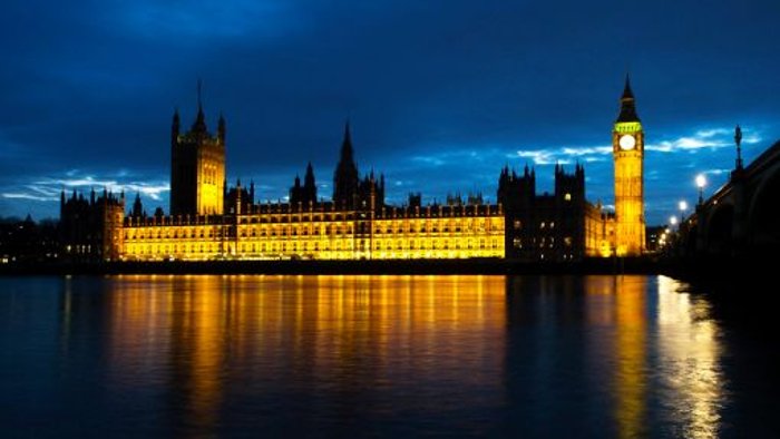 Britisches Parlament stoppt militärische Schritte