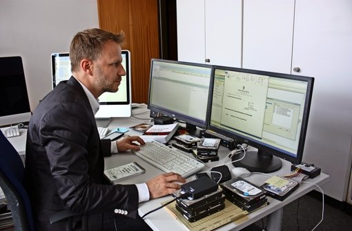 Mehrere Bildschirme gehören zur Standardausstattung der Arbeitsplätze von Martin Lühning und seinen Kollegen. Foto: Annina Baur