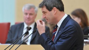 Markus Söder spricht im bayerischen Landtag, Horst Seehofer hört zu.  Foto: dpa