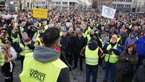 1200 Demonstranten auf dem Wilhelmsplatz