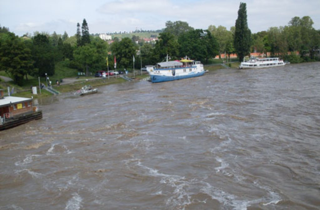 Der sonst so träge fließende Neckar bei Bad Cannstatt hat sich in einen reißenden Strom verwandelt. Foto: Jeanette Schwebsch