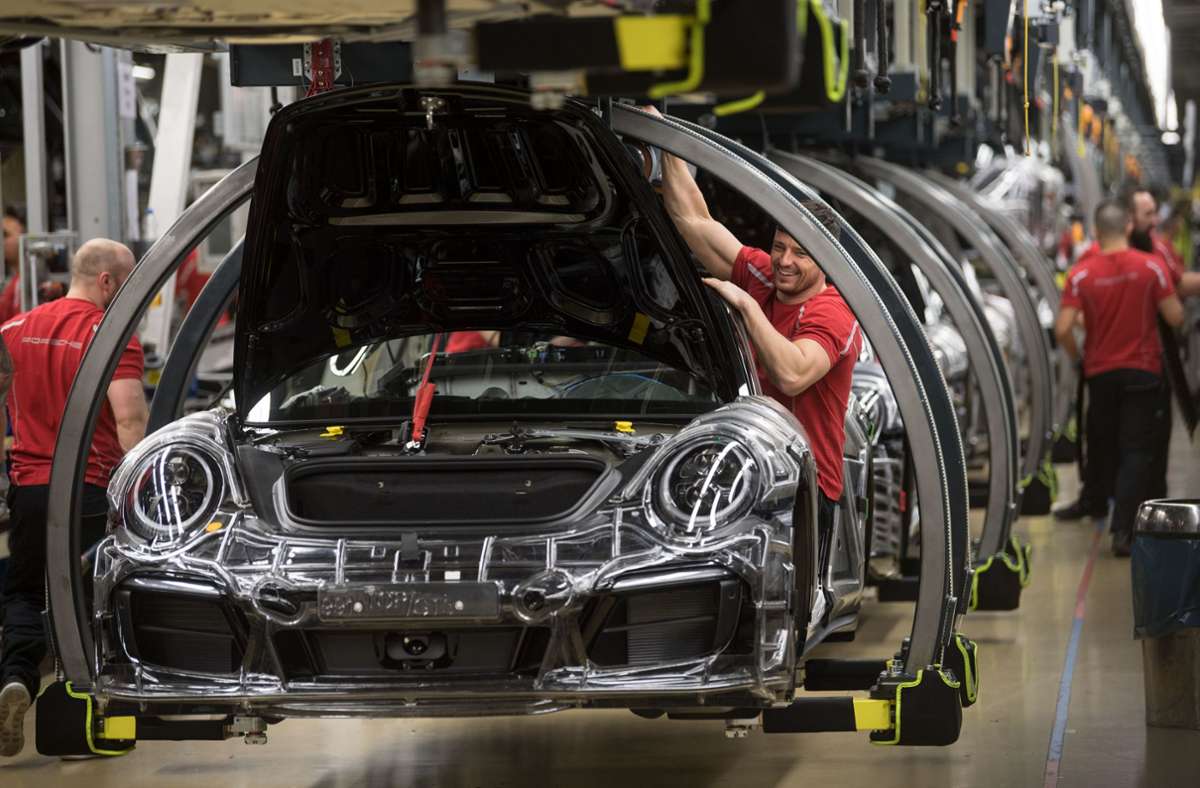 Die Industrieproduktion wie hier bei Porsche zieht wieder an, liegt aber immer noch deutlich unter den Vorkrisenniveau – die Politik debattiert daher weitere Hilfsmaßnahmen. Foto: dpa/Marijan Murat