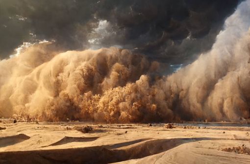 Ein Sandsturm türmt sich in der Wüste wie ein gewaltige Mauer aus messerscharfen Sand- und Staubpartikeln auf, die alles zu verschlingen droht (Archivbild). Foto: Imago//oonar