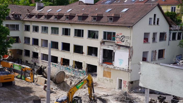 Bagger reißen Gebäudekomplex an Böblinger Straße ab – Was folgt dann?