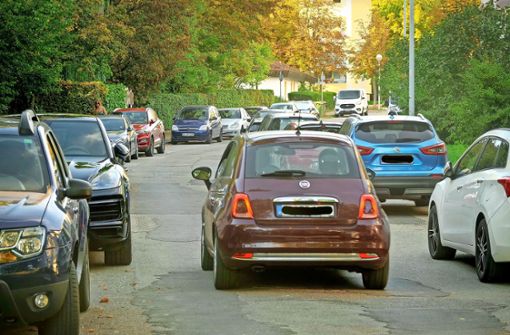 In Grünbühl sind Parkplätze besonders knapp – die Stadt versucht, die Situation in den Griff zu bekommen. Foto: Simon Granville