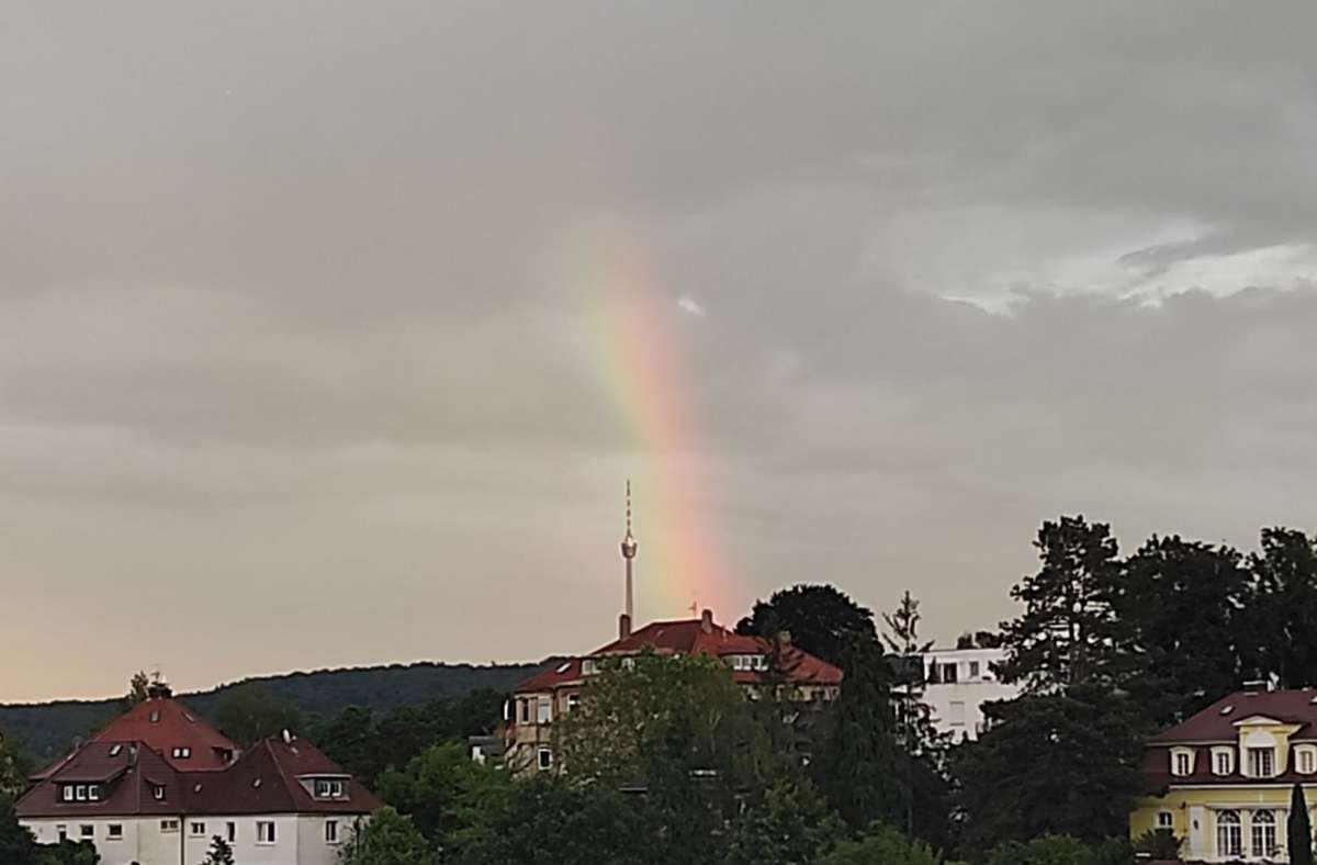 Regenbogen küsst Fernsehturm: Der Himmel über Stuttgart leuchtet bunt. Foto: Twitter/rakäthe