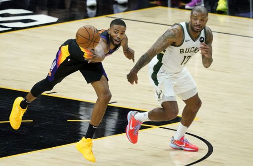 Wer holt den NBA-Titel? Die Phoenix Suns mit Mikal Bridges (links) oder die Milwaukee Bucks mit P. J. Tucker? Foto: dpa/Matt York