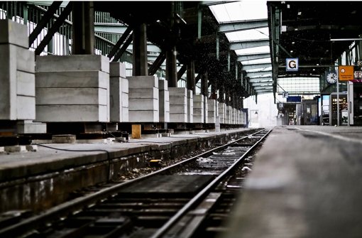 Auch die Abstützung des Hallendachs über den Gleisen schränkt die Kapazität im Bahnhof ein. Foto: Leif Piechowski