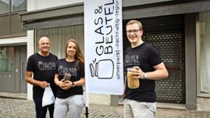 Jörg Hauber, Rena Junginger und Michael  Medla stehen mit „Glas & Beutel“ vor ihrem künftigen Laden in den Startlöchern. Foto: Ines Rudel
