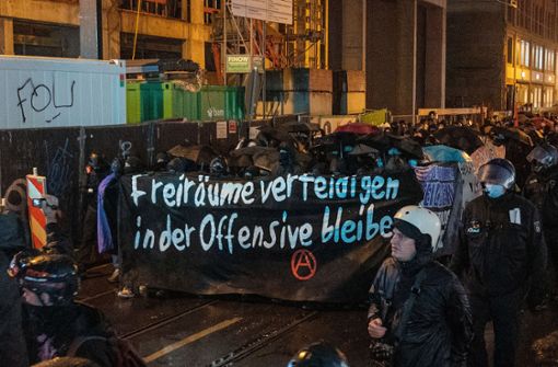 Die Demonstration zur Räumung des in der linken Szene symbolträchtigen Hauses „Liebig 34“ blieb nicht friedlich. Foto: dpa/Christophe Gateau