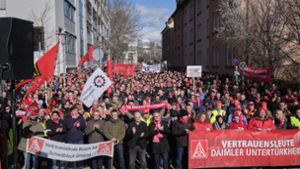 Tausende von Bosch- und Daimler-Mitarbeitern haben für ihre Jobs demonstriert. Foto: Joachim  Roettgers