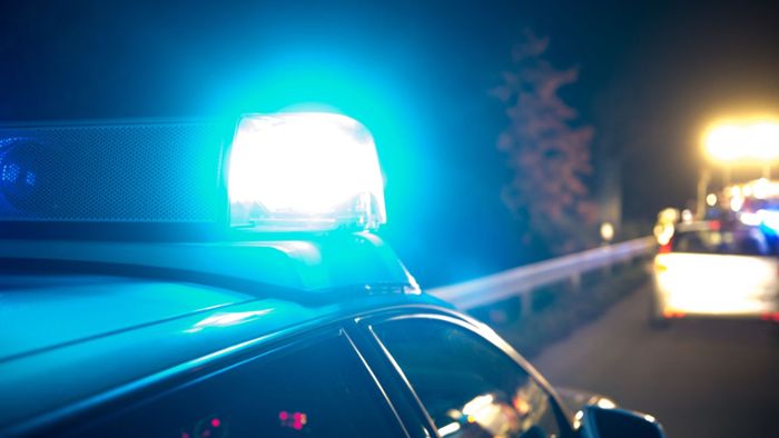 Autofahrer kommt ins Schleudern – Zwei Polizisten fast angefahren