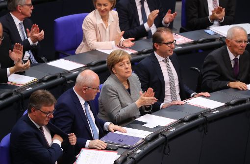 Das Kabinett von Bundeskanzlerin Angela Merkel regiert vorerst weiter. Foto: dpa