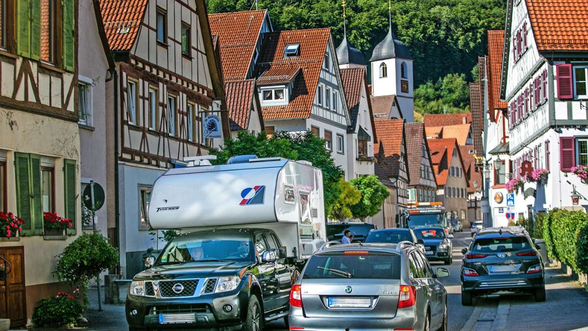 Sperrung  A 8 Richtung Stuttgart: Lkw und Autos drängen sich durch kleine Alb-Dörfer