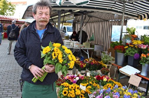 Wolfgang Kiechle aus Hedelfingen ist mit seinem Blumenstand von Anfang an auf dem Markt in Heumaden vertreten. Foto: /Caroline Holowiecki