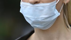 Frau bedroht junge Mädchen nach Maskenstreit