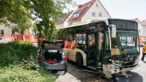 Linienbus kollidiert mit Auto – zwei Schwerverletzte