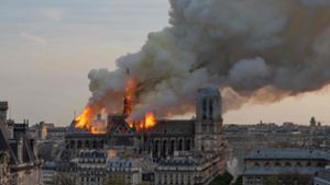 Über mehrere Stunden wüteten die Flammen in Notre Dame. Foto: AFP