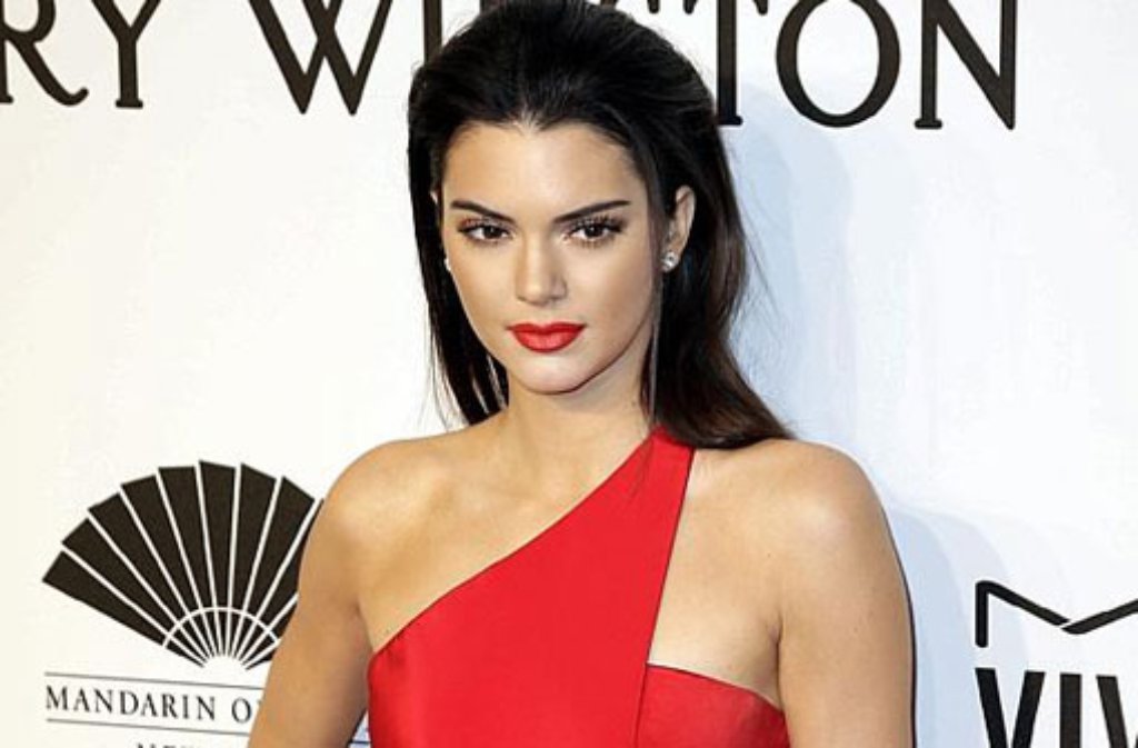 Kardashian-Clan-Sprössling und Model Kendall Jenner hat sich im Vorfeld der New Yorker Fashion Week auf der Amfar-Gala unter die Reichen und Schönen gemischt.