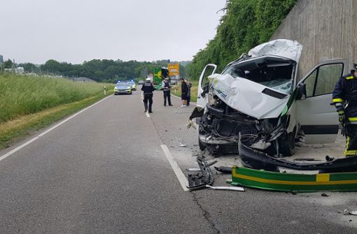 Schwerer Unfall in Steinheim: Den hinten rechts zu sehenden Lastwagen streifte der Sprinter im Flug. Foto: 7aktuell.de/Jochen Buddrick