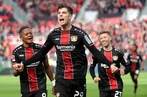 Kai Havertz (Mi.) jubelt – weil das öfter vorkommt, steht der Mann von Bayer Leverkusen auf den Einkaufslisten der ganz großen Clubs. Foto: AFP