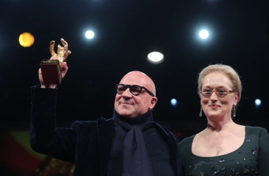 Preisträger Gianfranco Rosi bekam den Goldenen Bären für den besten Film für „Fuocoammare“ (im Bild mit  Jurorin Meryl Streep)