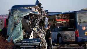 Busse stoßen frontal zusammen – viele Verletzte