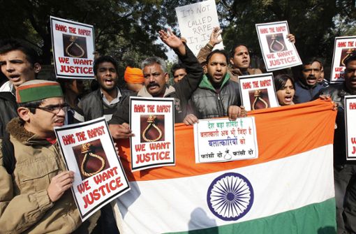 Demonstranten halten bei einer Kundgebung Plakate und trauern um das Opfer einer tödlichen Gruppenvergewaltigung einer Studentin in einem Bus. Foto: dpa/Harish Tyagi