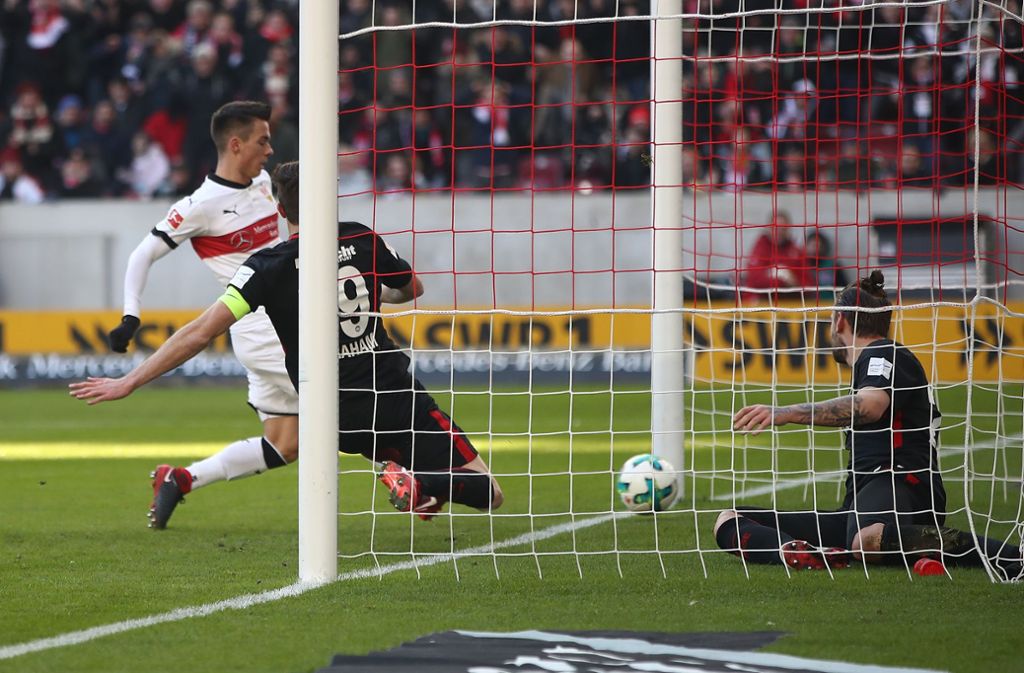 Der letzte VfB-Sieg gegen Eintracht Frankfurt liegt nur ein Jahr zurück: Im Februar 2018 avancierte Erik Thommy (li.) mit seinem ersten Bundesliga-Treffer zum Matchwinner.