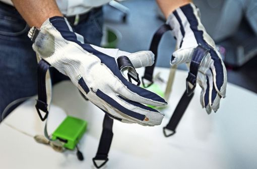 Der Kraft-Handschuh misst mit Sensoren wie schwer ein Paket ist und wie der Lagerarbeiter es greift. Foto: Ines Rudel