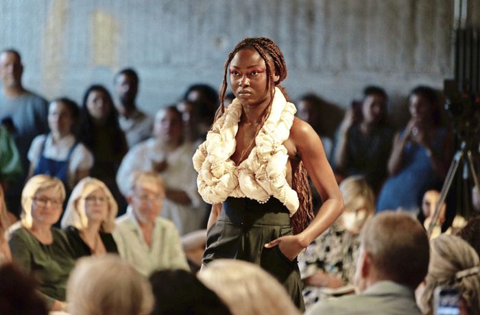 Fashionshow der staatlichen Modeschule Stuttgart: Das Drüber zeigt fast alles  vom Drunter