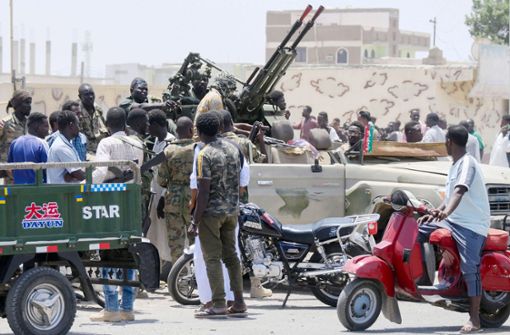 Die sudanesische Armee kämpft seit Samstag offen gegen eine weitere militärische Gruppe des Landes. Foto: AFP