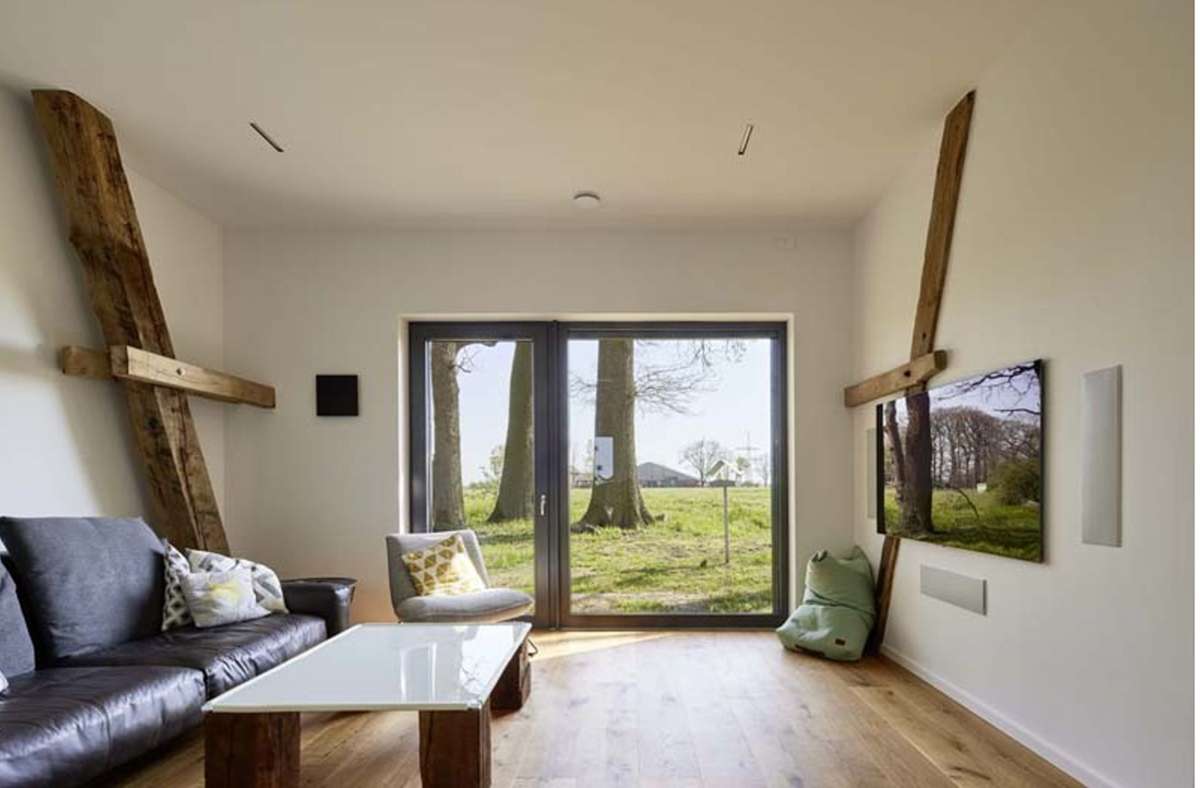 Blick aus dem Haus der Bauherren Familie Konert in Gescher auf viel Natur - Holz bleibt sichtbar im Wohnraum.