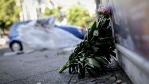 Schon am Morgen nach dem schrecklichen Unfall hatten trauernde Menschen Blumen für die Tote abgelegt. Foto: dpa