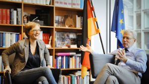 Angeregtes Gespräch: Franziska Brantner und Norbert Röttgen während ihrer Debatte im Büro des CDU-Politikers in Berlin. Foto: Lipicom/Michael H. Ebner