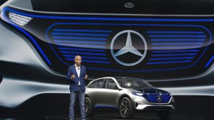 Daimler-Chef Dieter Zetsche präsentiert in Paris das erste Auto der Marke EQ. Foto: EPA