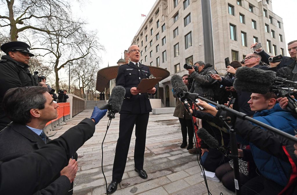 Mark Rowley, Assistant Commissioner bei der Metropolitan Police, spricht außerhalb des Scotland-Yard-Gebäudes mit Journalisten. Die Polizei behandelt den Anschlag als Terrorattacke.
