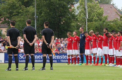 Beim Testspiel des FC Bayern München gegen SpVgg Landshut haben die Spieler der Amoklauf-Opfer gedacht. Foto: dpa