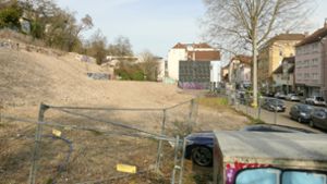 Auf diesem Gelände in Heslach sollten eigentlich 50 Wohnungen gebaut werden, doch bisher ist  nichts passiert. Foto: Torsten Schöll