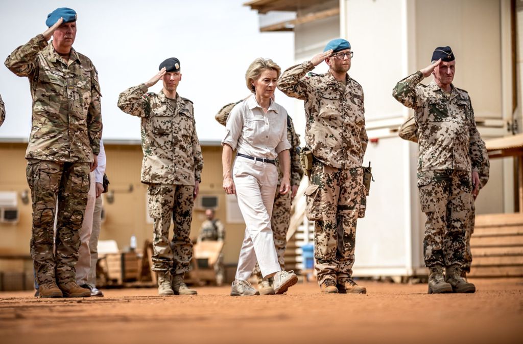 Bundesverteidigungsministerin Ursula von der Leyen beim Truppenbesuch in Mali.